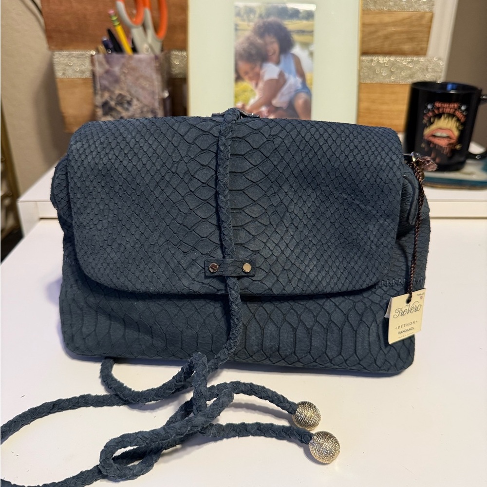 Tre Vero Purse Womens Handbag
Blue Suede RS Accent Wrap Cord
Clutch Unused